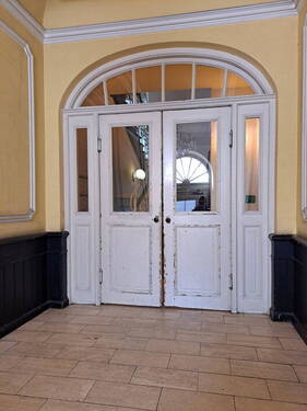 Flügeltür ins Treppenhaus - 4 Zimmer Etagenwohnung in München