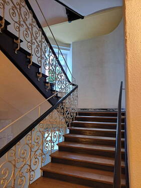 charmantes Treppenhaus - Etagenwohnung mit 130,00 m&sup2; in München zum Kaufen