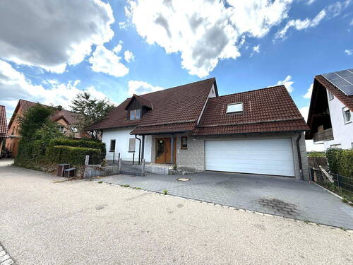Aussenansicht - Großes Einfamilienhaus mit Garten u Garage * in Lauterhofen