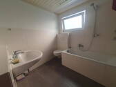Bad mit Badewanne - 
