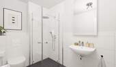 Modern gefliestes Badezimmer mit bodengleicher Dusche - 