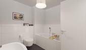  Modern gefliestes Badezimmer mit Badewanne - 