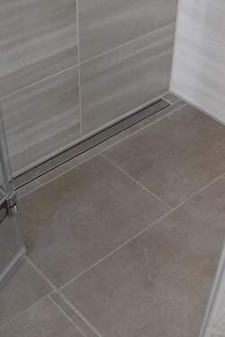 Moderne ebenerdige Dusche - 