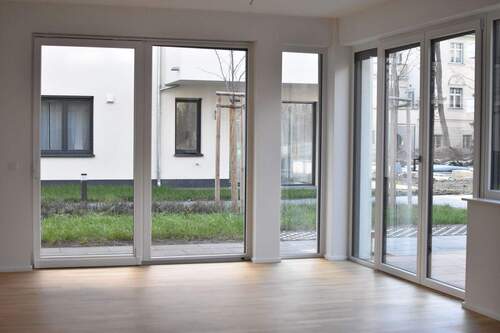 Wohnzimmer mit Blick auf EG Terrasse - 