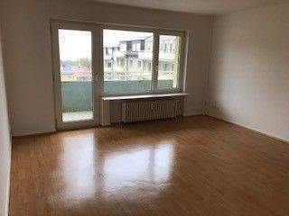 BEISPIELBILD: Wohnzimmer mit einem pflegeleichten PVC- Bodenbelag in Holzoptik und Zugang zum Balkon - 2 Zimmer Etagenwohnung zur Miete in Bad Vilbel