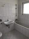BEISPIELBILD: Tageslichtbad mit weißen Fliesen und weißen Sanitärobjekten - Etagenwohnung mit 55,50 m&sup2; in Bad Vilbel zur Miete