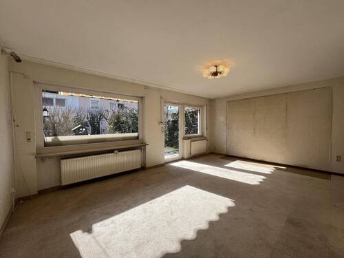 Wohnzimmer - 6 Zimmer Reihenmittelhaus zum Kaufen in Erlangen