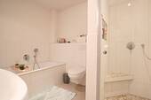 Vollbad mit sep. Dusche - 