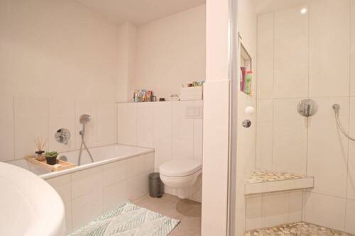 Vollbad mit sep. Dusche - 