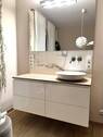 Das Waschbecken mit Unterschrank und Spiegel - 