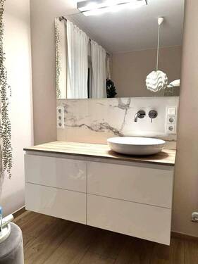 Das Waschbecken mit Unterschrank und Spiegel - 