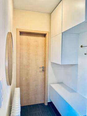 Der Eingangsbereich mit Garderobe - 