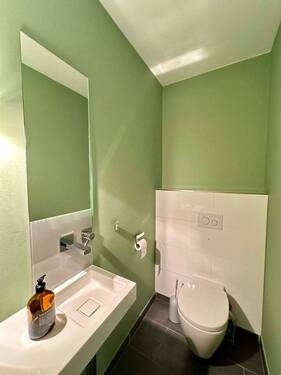Das Gäste-WC im Erdgeschoss - 