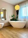 Die freistehende Badewanne im OG - 
