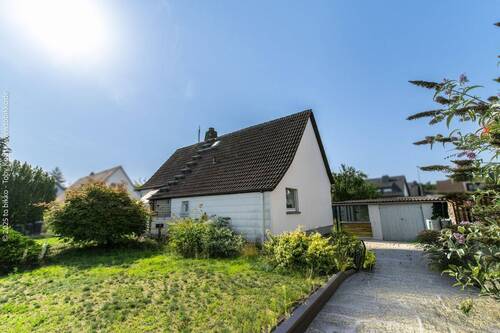 Hausansicht mit Garage - 4 Zimmer Einfamilienhaus zum Kaufen in Neu-Isenburg