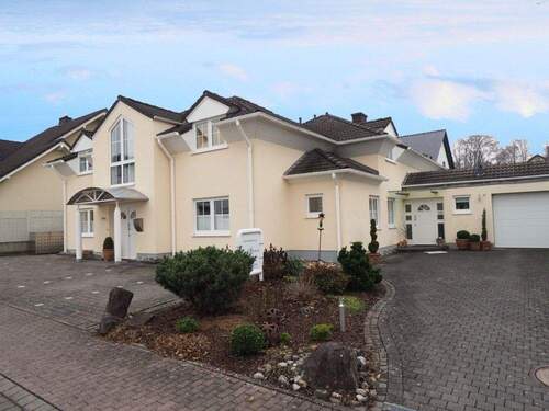Blick von der Straße - 1 Zimmer Mehrfamilienhaus, Wohnhaus zum Kaufen in Helferskirchen