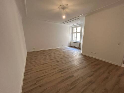 Schlafzimmer/Wohnzimmer - Erstbezug nach Sanierung: Charmante 1-Zimmer-Wohnung in Berlin - Sonnenallee
