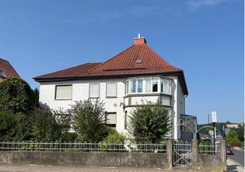 (Straßen-)Aussenansicht - 'Ein-Zweifamilienwohnhaus', Garagen, schöner großer Garten