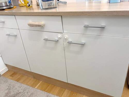 Viel Platz durch zahlreiche Ober-& Unterschränke - 