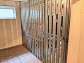 großzügiges Kellerabteil mit Fenster - 