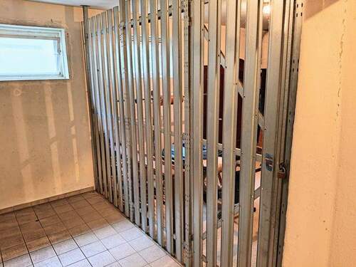 großzügiges Kellerabteil mit Fenster - 