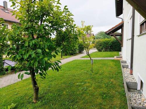 Vorgarten der Wohnanlage - 3 Zimmer Etagenwohnung in Bayerbach