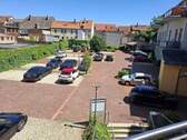 Blick von der Terrasse zu den Pkw-Stellplätzen - 