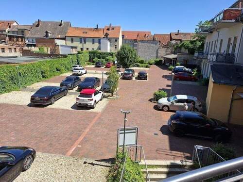 Blick von der Terrasse zu den Pkw-Stellplätzen - 