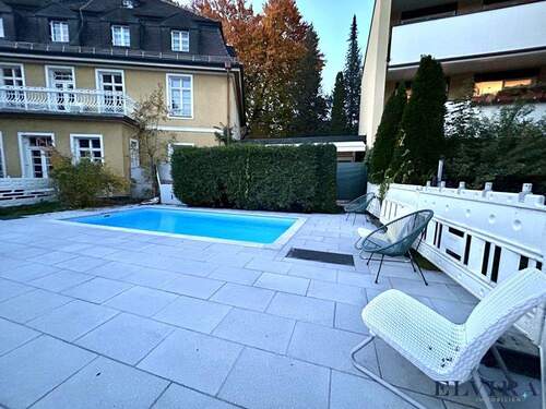 Pool im Innenhof - 