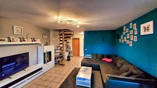 Wohnzimmer und Treppe ins DG - Etagenwohnung mit 98,00 m&sup2; in Karlsbad zum Kaufen