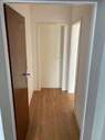Blick von Wohnungseingangstür in Diele mit braunen PVC-Boden und weißen Wänden von dort sieht man die Zimmereingänge mit weißen Türrahmen - 3 Zimmer Etagenwohnung zur Miete in Meerbusch
