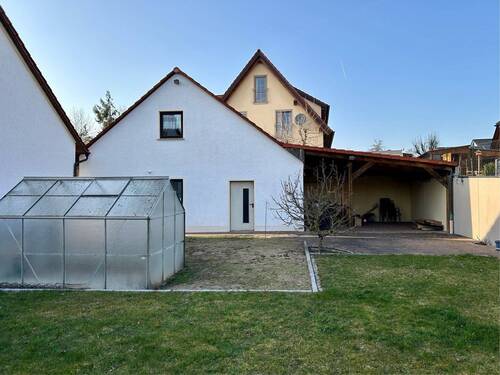 Doppelgarage mit überdachtem Freisitz - 