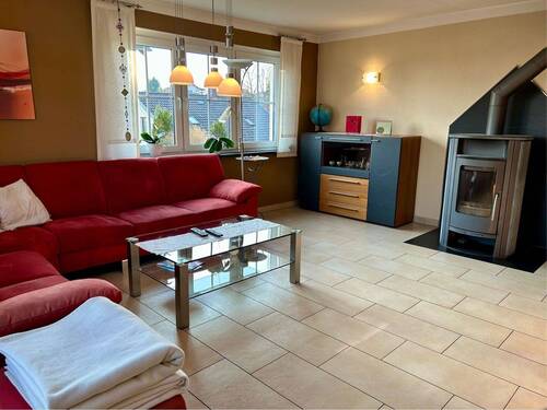 Wohnzimmer mit Kaminofen - 8 Zimmer Einfamilienhaus zum Kaufen in Pommersfelden