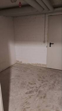 Keller mit Durchgang zur Garage - 