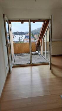 Wohnzimmer mit Balkon.jpg - Etagenwohnung mit 74,00 m&sup2; in Dohna zum Kaufen