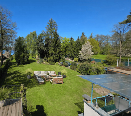 Blick in den Garten ohne Bungalow KI - 