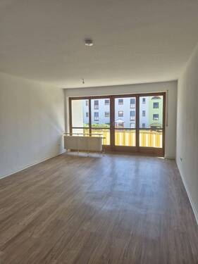 Wohnzimmer mit Balkon.jpeg - 
