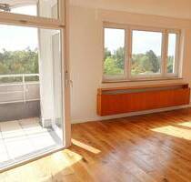 Charmante 5-Zimmer-Whg mit Panoramablick, zwei Balkonen & Tiefgarage - Zweitbezug nach Kernsanierung - Böblingen