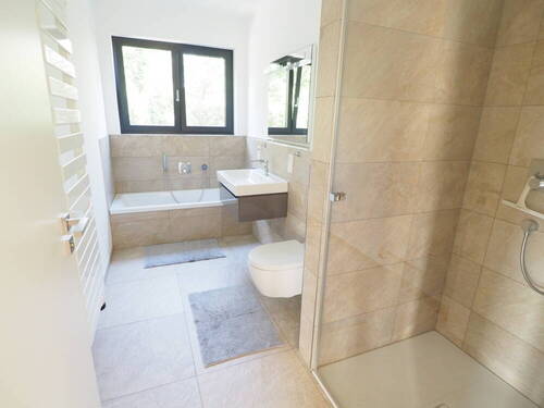 ein weiteres Badezimmer im OG - 