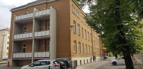 Gebäudeansicht Eingangsseite - 2 Zimmer Etagenwohnung zur Miete in Cottbus