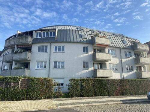 Hausansicht - Schöne Eigentumswohnung mit Terrasse, Garten und Tiefgaragenstellplatz, Vermietet