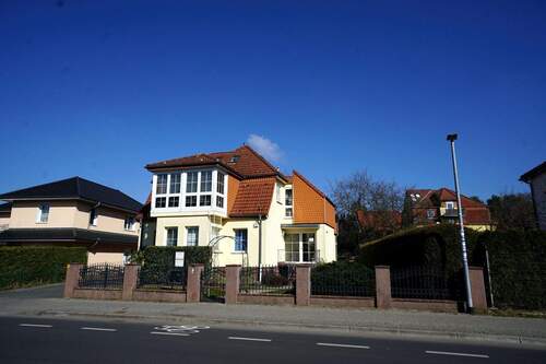 Haus vorne (15).jpg - Ein Einfamilienhaus mit derzeitiger Arztpraxis, auch als Zweifamilienhaus nutzbar