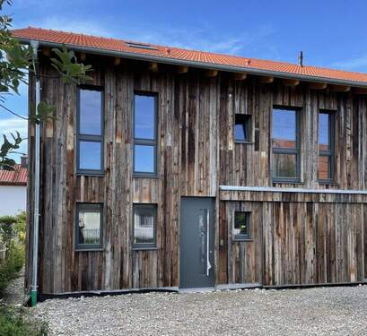 Bild 1 - Neugebaute Scheune. Energieeffizient. Stilvoll. Zum Vollenden.