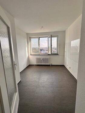 Küche mit weißen Wänden, grauen Bodenfliesen, weißem Fliesenspiegel und großem Fenster..jpg - 2 Zimmer Etagenwohnung zur Miete in Frankfurt am Main