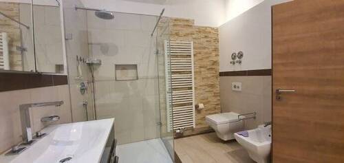 Badezimmer mit Bademöbeln - 