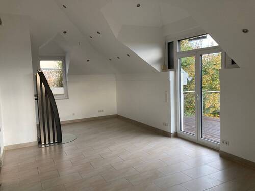 Helles Wohnzimmer - 5 Zimmer Terrassenwohnung zum Kaufen in Mühldorf a.Inn