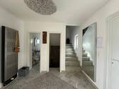 Flur Eingangsbereich mit Treppe EG - 