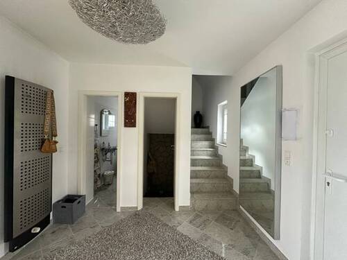 Flur Eingangsbereich mit Treppe EG - 