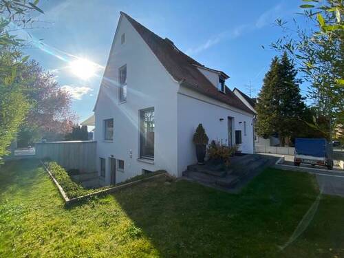 Hausansicht links mit Vorgarten - 365 Tage Urlaub - ohne Maklerprovision