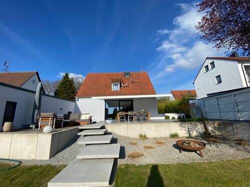 Hausansicht von hinten mit Terrasse, Garage und Schrank - 